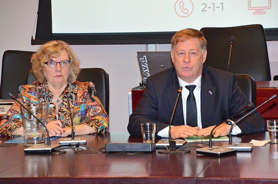 Pierrette Gagné, executive-director of the IRCGM, and Laval Mayor Marc Demers.